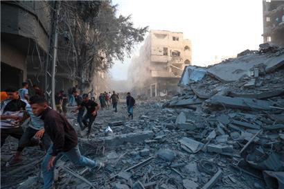 Menschen bringen sich vor israelischen Luftangriffen in Sicherheit
