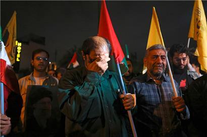 Menschen demonstrieren in Teheran gegen die israelische Luftangriffe auf den Libanon
