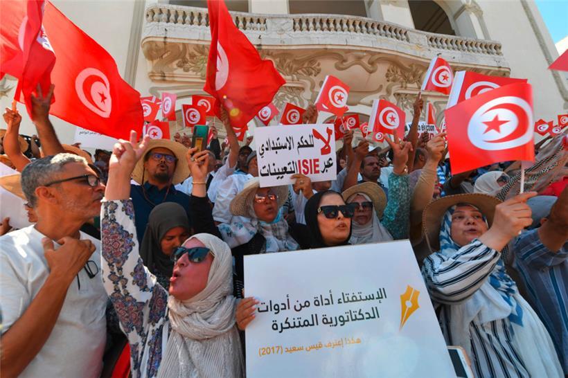 Menschen demonstrieren in Tunis gegen den Präsidenten und sein Verfassungsreferendum
