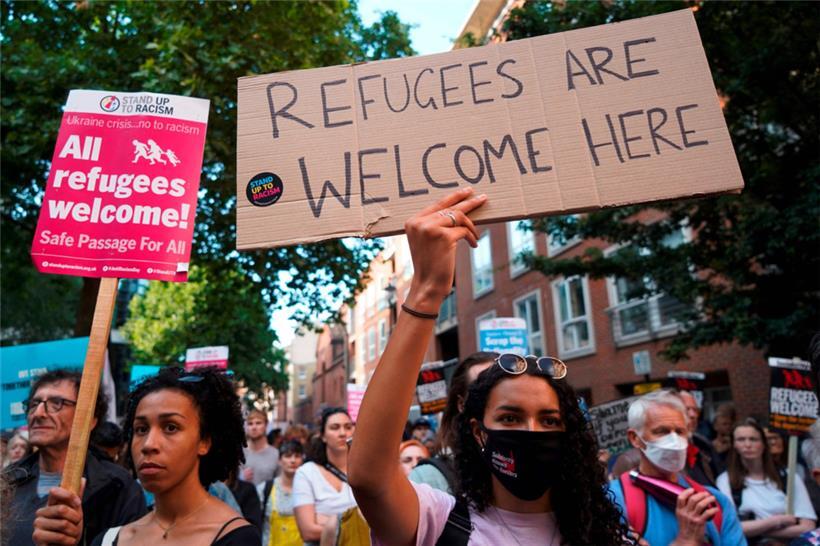 Menschen demonstrieren vor dem britischen Innenministerium gegen die Asylpolitik der Johnson-Regierung
