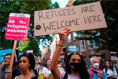 Menschen demonstrieren vor dem britischen Innenministerium gegen die Asylpolitik der Johnson-Regierung
