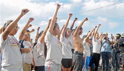 Menschen, die gegen die Dakota Access Pipeline sind, stimmen Protestgesänge an einem Ort an, an dem eine Straße gebaut wird, um mit dem Bau der Pipeline zu beginnen
