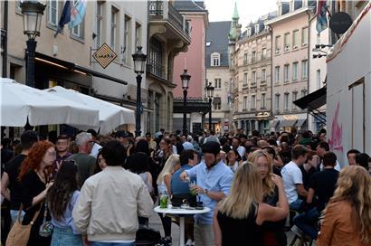 Menschen feiern am Vorabend des Nationalfeiertags in der Luxemburger Innenstadt 
