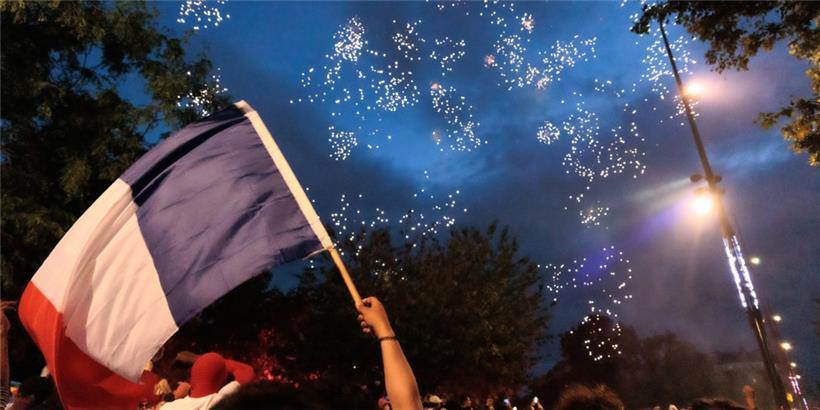 Menschen feiern auf dem Platz der Republik in Paris nach der zweiten Runde der Parlamentswahlen
