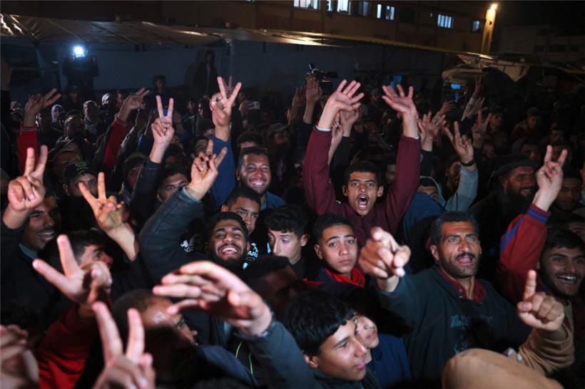 Menschen feiern auf den Straßen von Chan Yunis im Süden des Gazastreifens
