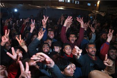Menschen feiern auf den Straßen von Chan Yunis im Süden des Gazastreifens
