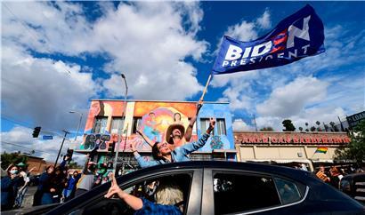 Menschen feiern auf den Straßen von Los Angeles den Sieg von Joe Biden und Kamala Harris
