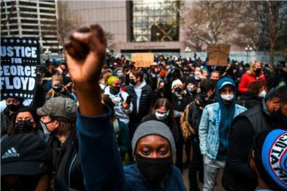 Menschen feiern bei der Urteilsverkündung im Prozess gegen den ehemaligen Polizisten Derek Chauvin vor dem Hennepin County Government Center in Minneapolis, Minnesota, am 20. April 2021
