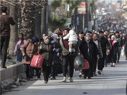 Menschen flüchten aus den kurdischen Stadtvierteln von Aleppo bei einem humanitären Kriseneinsatz
