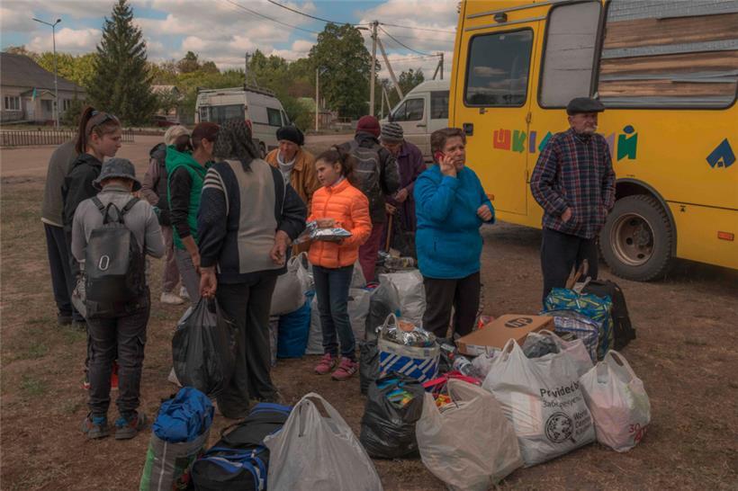 Menschen flüchten vor den herannahenden russischen Truppen in der Region Charkiw
