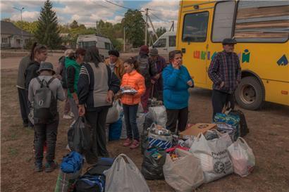 Menschen flüchten vor den herannahenden russischen Truppen in der Region Charkiw
