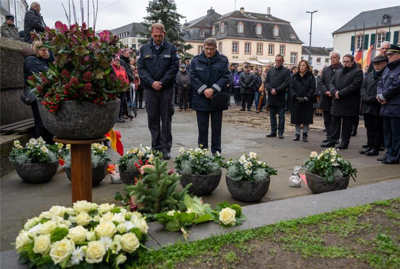 Menschen gedenken vor der Porta Nigra den Opfern und Verletzten der Amokfahrt am...