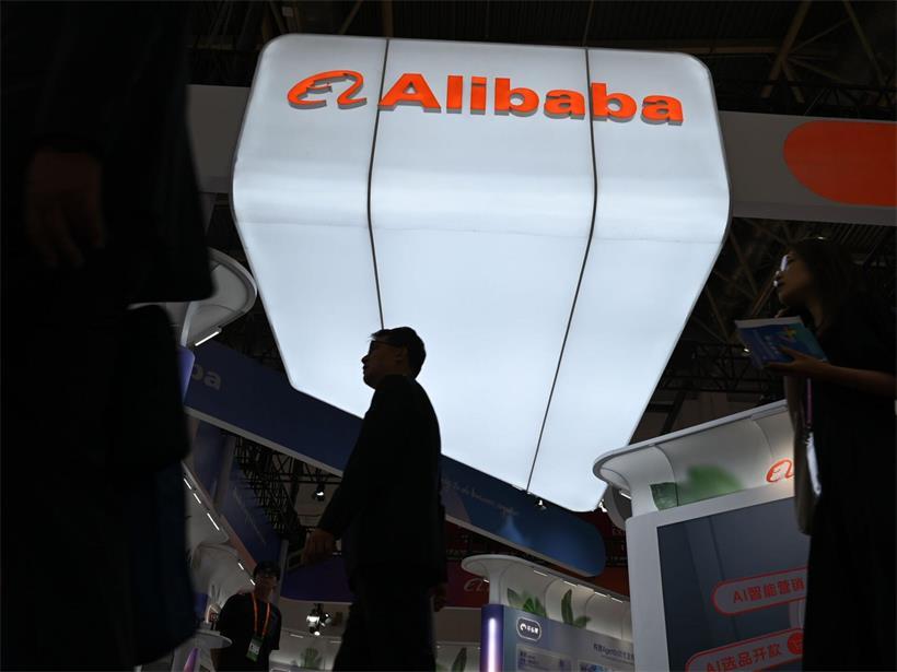 Menschen gehen am Messestand des chinesischen Tech-Konzerns Alibaba während Chinas 4. Lieferkettenmesse (Supply Chain Expo) vorbei