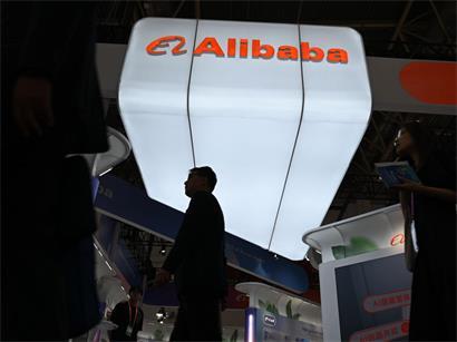 Menschen gehen am Messestand des chinesischen Tech-Konzerns Alibaba während Chinas 4. Lieferkettenmesse (Supply Chain Expo) vorbei