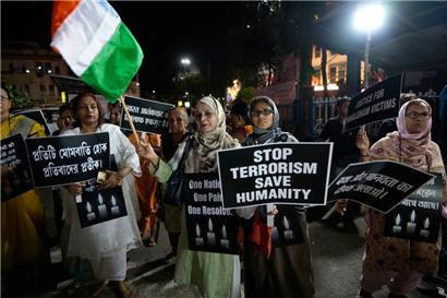 Menschen gehen mit Kerzen und Plakaten während eines Protest- und Solidaritätsmarsches gegen die Ermordung von Touristen durch Militante in der Nähe von Pahalgam im indisch kontrollierten Kaschmir
