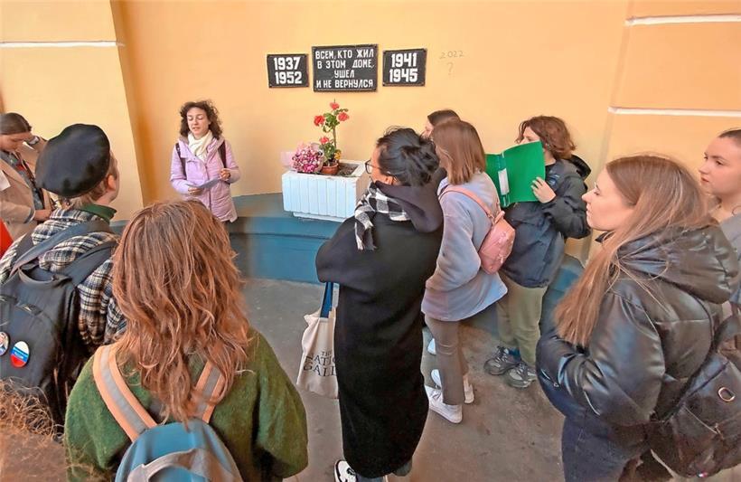 Menschen haben sich in Moskau zur Erinnerung an die Opfer staatlicher Gewalt versammelt. Die russische Menschenrechtsorganisation Memorial erinnert jedes Jahr im Oktober an die Opfer staatlichen Terrors – vor allem zu Zeiten der kommunistischen Gewaltherrschaft in der Sowjetunion, aber auch in anderen Ländern.
