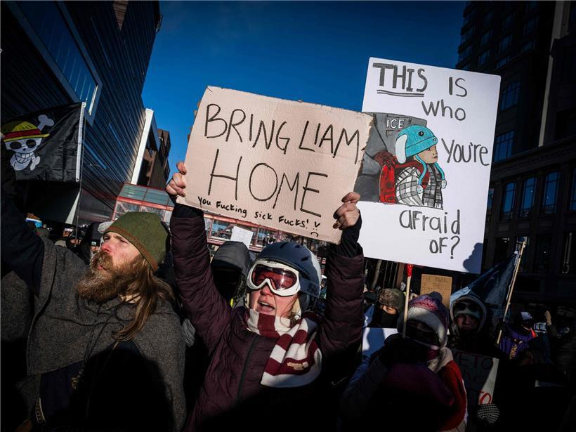 Protest in Minneapolis mit Menschen, die Schilder für den festgehaltenen fünfjährigen Liam Conejo Ramos hochhalten, ICE-Demo 2026
