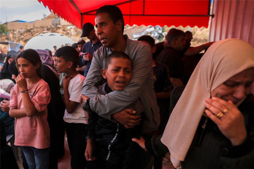 Menschen in Dschabalia trauern um ihre bei israelischen Luftangriffen ums Leben gekommenen Angehörigen
