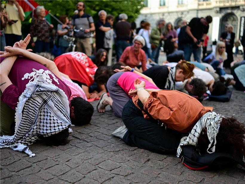 Menschen in Mailand bei einem Flashmob mit dem Titel „Im selben Boot“, um gegen die Inhaftierung und Behandlung von Aktivisten durch Israel zu protestieren