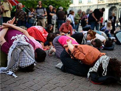 Menschen in Mailand bei einem Flashmob mit dem Titel „Im selben Boot“, um gegen die Inhaftierung und Behandlung von Aktivisten durch Israel zu protestieren