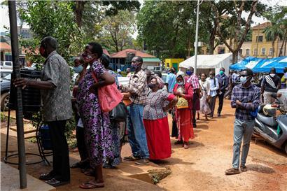 Menschen in Uganda stehen Schlange, um eine Dosis eines Corona-Impfstoffes zu erhalten. Das Land hat am 9. August die Corona-Impfung nach einem wochenlangen Lieferengpass wieder aufgenommen. 
