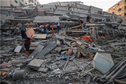 Menschen inspizieren ein durch israelische Angriffe zerstörtes Gebäude in Gaza-Stadt am 8. Oktober 2023
