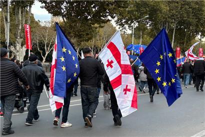 Menschen kommen mit georgischen und EU-Fahnen zu einer Demonstration in der georgischen Hauptstadt. Die Veranstaltung wenige Tage vor der Parlamentswahl in der Südkaukasusrepublik stand unter dem Motto «Georgien wählt die Europäische Union».
