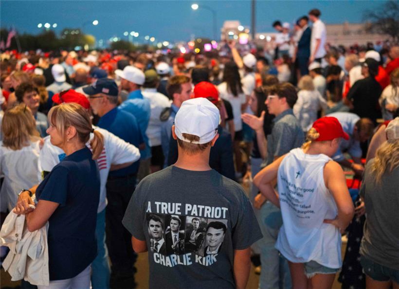 Menschen kommen, um an der öffentlichen Gedenkfeier für den rechten Aktivisten C...