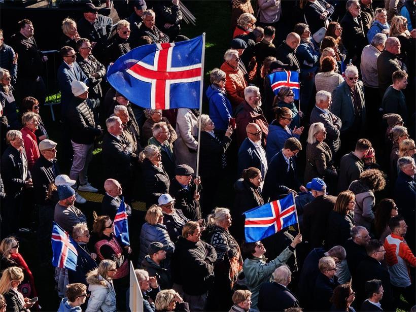 Menschen mit isländischen Flaggen nehmen auf dem Austurvollur an einer Kundgebung teil, um gegen die Wiederaufnahme der Beitrittsverhandlungen zur Europäischen Union zu protestieren