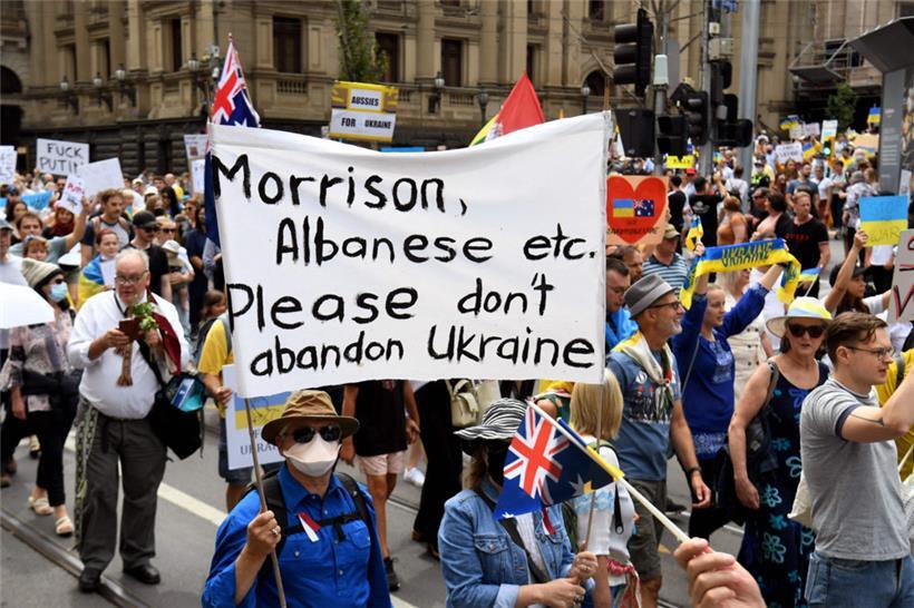 Menschen nehmen am 27. Februar 2022 in Melbourne an einem Protestmarsch gegen die russische Invasion in der Ukraine teil. 

