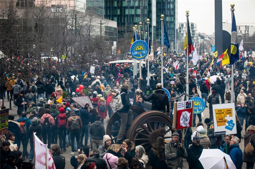 Menschen nehmen an der Demonstration „für Freiheit, Demokratie und Menschenrechte“ teil. Die Zahl der Menschen, die sich in Belgien mit der Omikron-Variante des Coronavirus infiziert haben, erreichte in den vergangenen Tagen täglich neue Rekordwerte.

