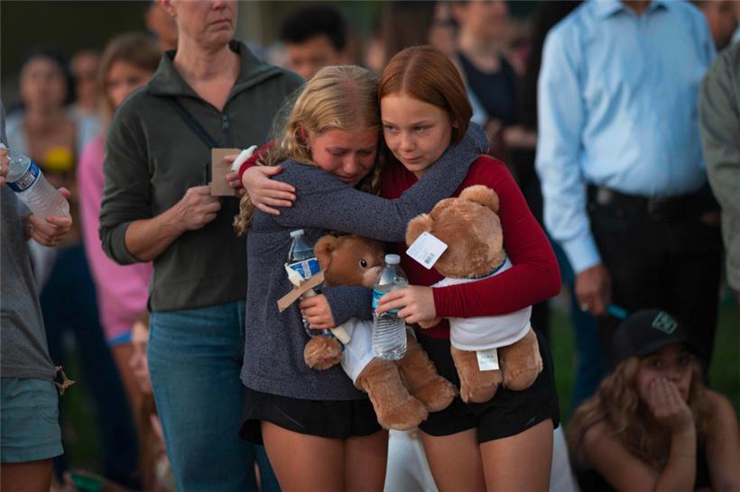 Menschen nehmen an einer Mahnwache im Lynnhurst Park teil, um der Toten zu gedenken und für die Verletzten zu beten
