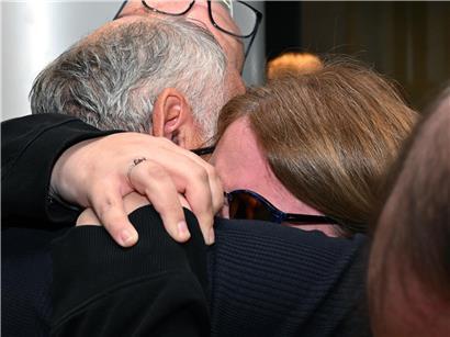 Menschen umarmen ihre Liebsten herzlich – Nähe, Liebe und Zusammenhalt in emotionaler Geste