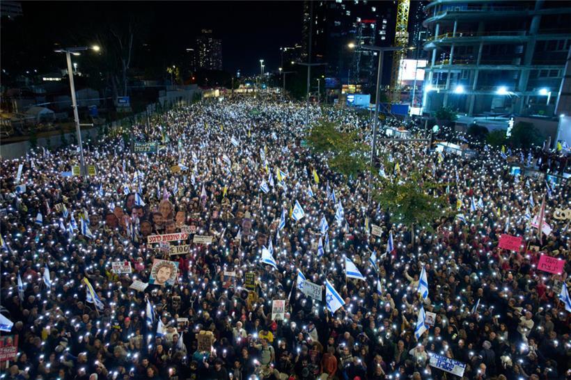 Menschen nehmen in Tel-Aviv an einem Protest teil, der die sofortige Freilassung von Geiseln fordert, die von der Hamas im Gazastreifen festgehalten werden
