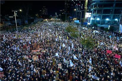 Menschen nehmen in Tel-Aviv an einem Protest teil, der die sofortige Freilassung von Geiseln fordert, die von der Hamas im Gazastreifen festgehalten werden
