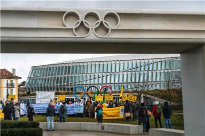 Menschen nehmen vor den Olympischen Ringen des Internationalen Olympischen Komitees (IOC) im Olympischen Haus an einem Protest gegen die Abhaltung der Olympischen Spiele 2020 in Tokio teil. IOC-Mitglied Pound schätzt, dass es noch ein dreimonatiges Zeitfenster für eine Entscheidung über eine Absage der Olympischen Spiele in Tokio wegen des Coronavirus gibt.
