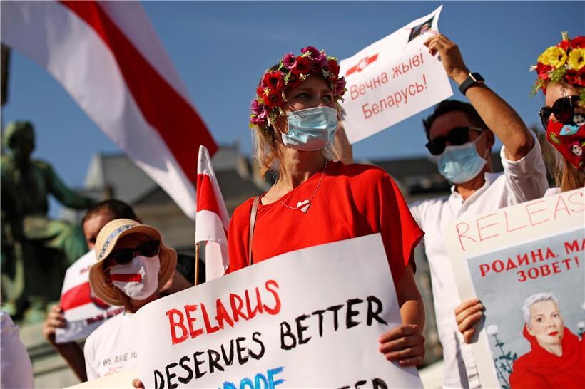Menschen protestieren vor dem Europäischen Parlament in Brüssel in Solidarität mit der belarussischen Bevölkerung gegen deren autoritären Staatschef Lukaschenko
