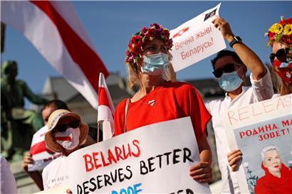 Menschen protestieren vor dem Europäischen Parlament in Brüssel in Solidarität mit der belarussischen Bevölkerung gegen deren autoritären Staatschef Lukaschenko
