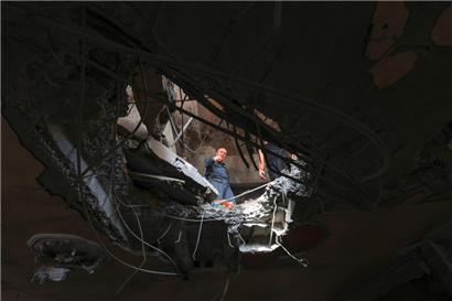 Menschen prüfen die Schäden in einem Gebäude nach einem israelischen Bombenangriff in Khan Yunis im südlichen Gazastreifen am 11. November 2023
