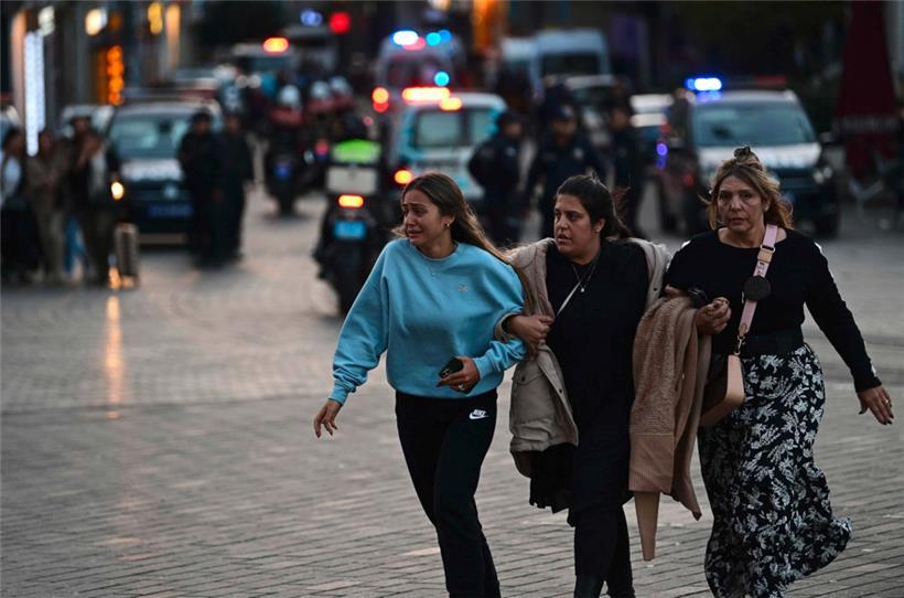 Menschen rennen weg, während türkische Polizisten versuchen, die Gegend zu sichern
