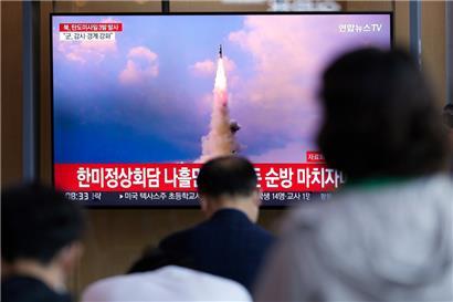 Menschen schauen in einem Bahnhof im südkoreanischen Seoul auf einen Fernsehbildschirm, auf dem eine Nachrichtensendung über nordkoreanische Raketenstarts gezeigt wird. Nordkorea führt immer wieder Tests von Raketen durch, die auch Atomsprengköpfe tragen können.
