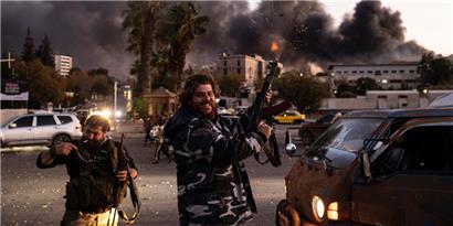 Menschen schießen in die Luft, als sie den Sturz der syrischen Regierung in Damaskus feiern
