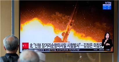 Menschen sehen eine Nachrichtensendung, die einen Teil eines nordkoreanischen Handout-Fotos zeigt
