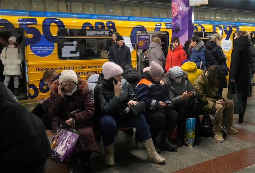Menschen sitzen in einer U-Bahn-Station, die während eines Raketenangriffs als Luftschutzbunker genutzt wird
