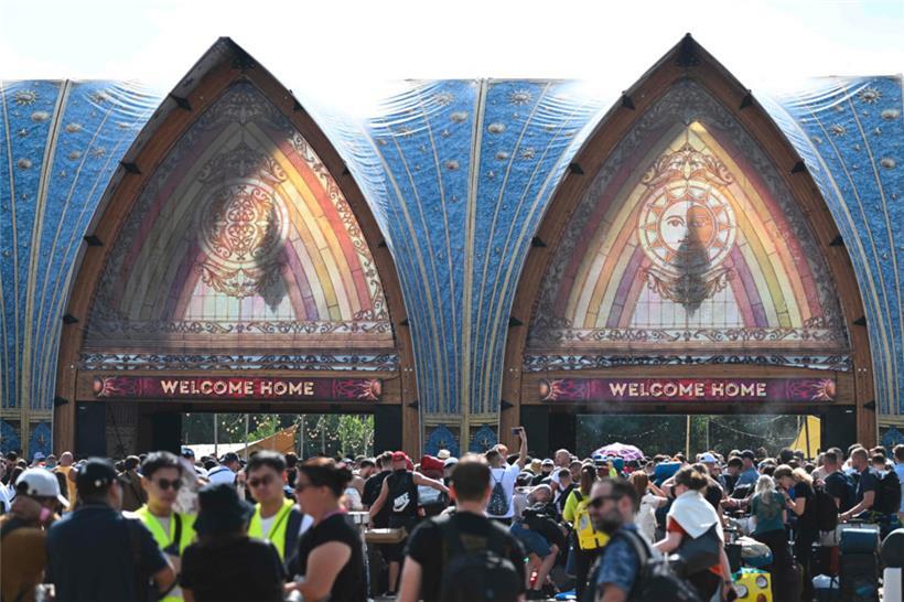 Menschen stehen Schlange, um den Campingplatz DreamVille des Tomorrowland-Elektro-Musikfestivals zu betreten
