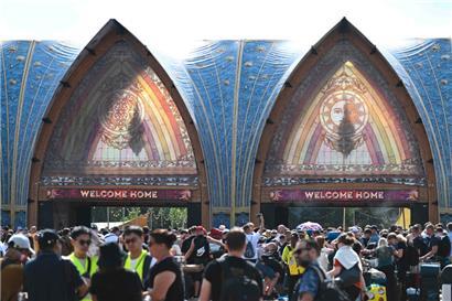 Menschen stehen Schlange, um den Campingplatz DreamVille des Tomorrowland-Elektro-Musikfestivals zu betreten
