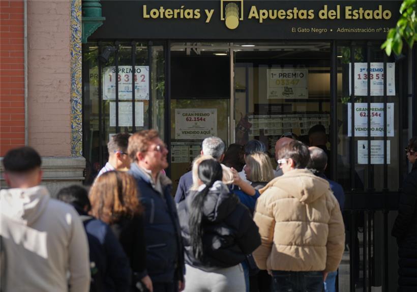 Menschen stehen Schlange vor einem Lokal, um wenige Tage vor der Ziehung der spanischen Weihnachtslotterie die letzten Lottoscheine zu erwerben
