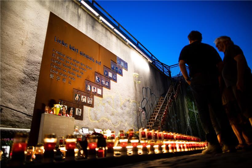 Menschen stehen an der Unglücksstelle der Loveparade 2010. Mit brennenden Kerzen und Saxofonmusik wurde in Duisburg der Opfer der Loveparade-Katastrophe gedacht.
