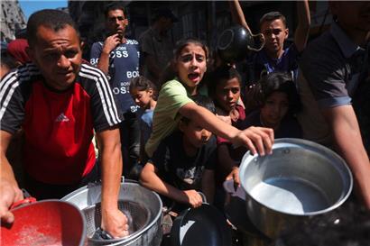 Menschen stehen in Gaza-Stadt für eine warme Mahlzeit an. Es handelt sich hier nicht um ein Verteilzentrum der GHF. Die werden von der israelischen Armee abgeschirmt.
