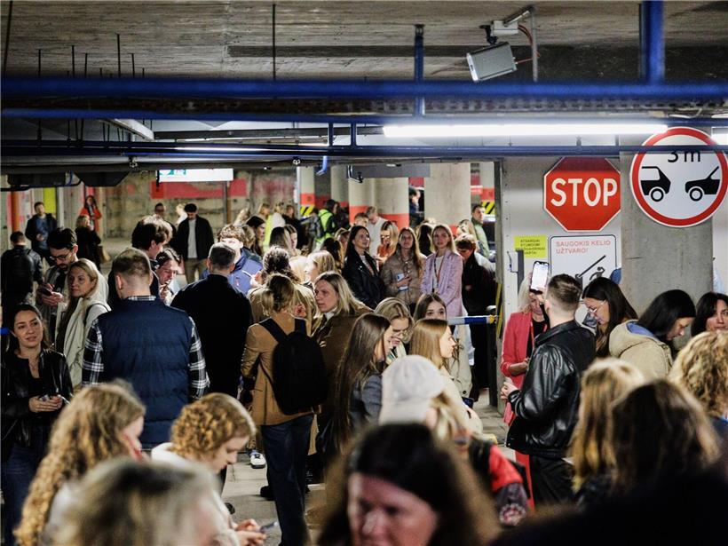 Menschen suchen Schutz in Tiefgarage während Luftalarm in Vilnius, Schutzraum, Sicherheitsmaßnahme, Notfallvorsorge